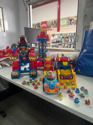 Lote de SuperThings con vehículos y figuras