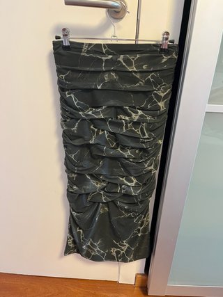 Falda tubo con estampado mármol