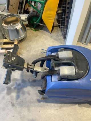Máquina fregasuelos industrial