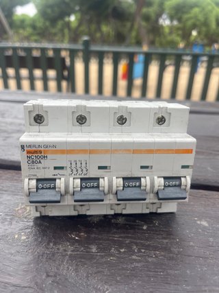 Magnetotérmico Merlin Gerin Multi9 NC100H C80A 4p