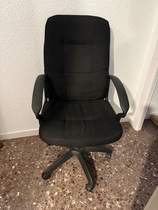 Silla de oficina negra reclinable