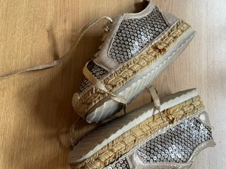 Zapatillas de esparto doradas con lentejuelas