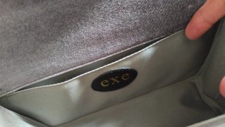 Bolso plateado acolchado con cadena