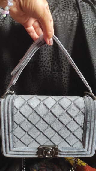 Bolso plateado acolchado con cadena