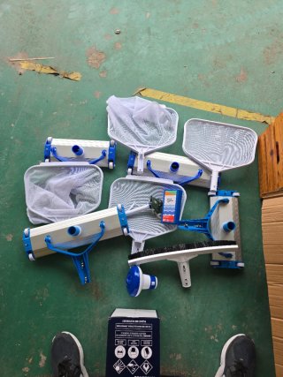 Lote Piscina:Redes,Cepillo,Limpiafond, dosificador