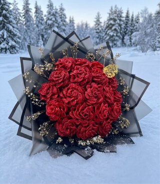 Ramo de Rosas Rojas con Purpurina y Mariposa