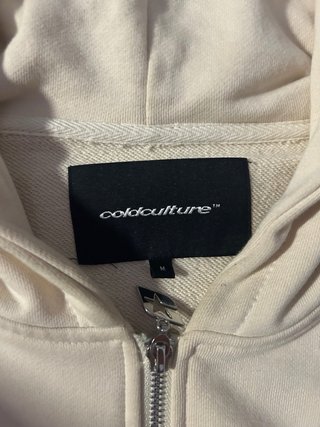 Sudadera Cold Culture Beige con Logo Rojo