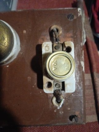 Cuadro eléctrico antiguo de madera