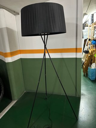 Lámpara de pie diseño trípode negra