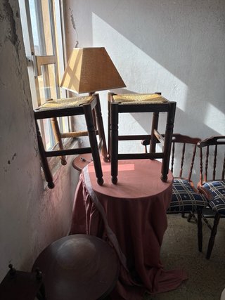 Conjunto de muebles de madera y mimbre