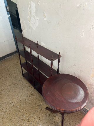 Conjunto de muebles de madera y mimbre