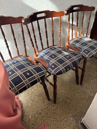 Conjunto de muebles de madera y mimbre