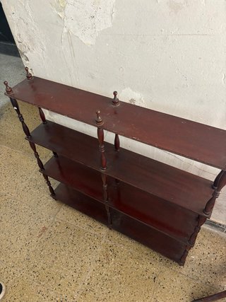 Conjunto de muebles de madera y mimbre