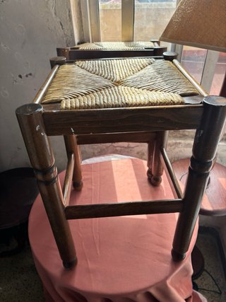Conjunto de muebles de madera y mimbre