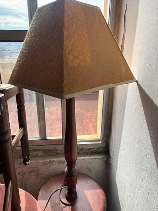 Conjunto de muebles de madera y mimbre