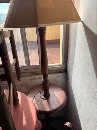 Conjunto de muebles de madera y mimbre
