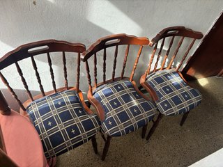 Conjunto de muebles de madera y mimbre