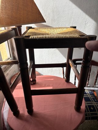 Conjunto de muebles de madera y mimbre
