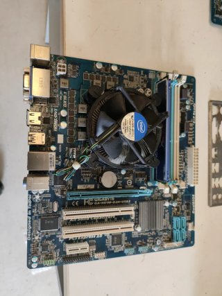 Placa base Gigabyte probada GA-H61M-D2H-USB3