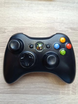 Xbox 360 4GB Color Negro Mate +Mando Negro Mate