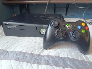 Xbox 360 4GB Color Negro Mate +Mando Negro Mate