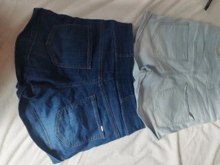 Pantalones vaqueros azules y grises 20€ cada uno