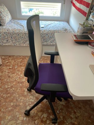 Silla de oficina ergonómica con asiento morado