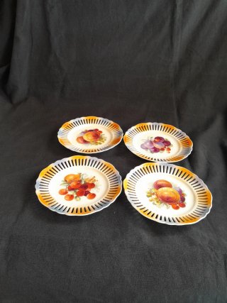 Set di 4 Piatti Antichi in Porcellana