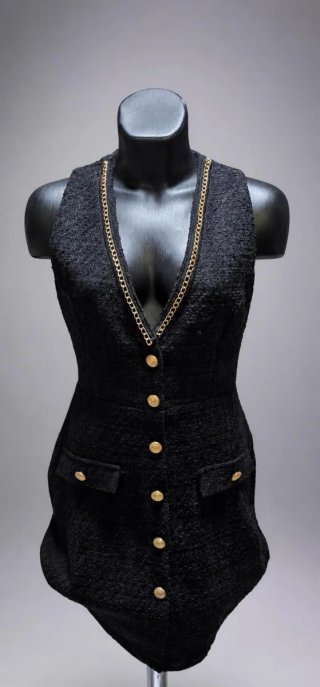 Vestido tipo pichi negro con detalles dorados