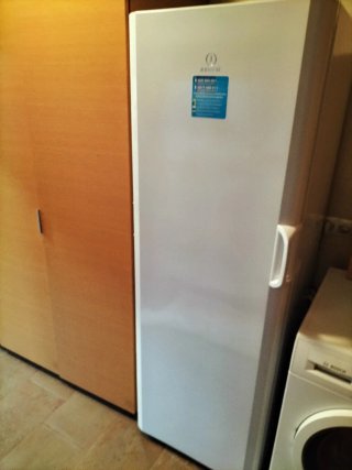 Congelador Vertical Indesit Blanco. Muy cuidado.