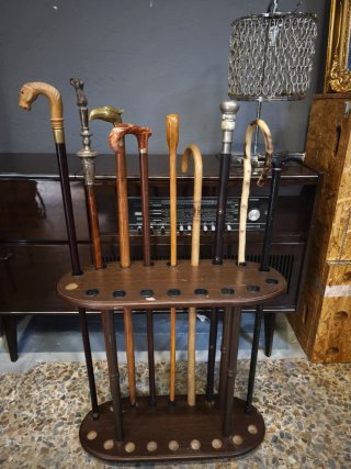 Bastonero con bastones antiguos artesanos