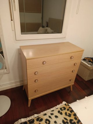 Cómoda de madera con 4 cajones