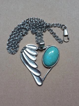 Collar con Colgante de Corazón y Alas Turquesa
