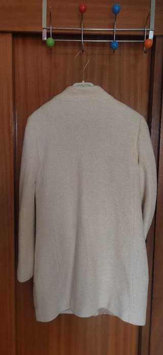 Abrigo Stradivarius beige talla única
