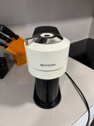 Cafetera Nespresso Vertuo blanca