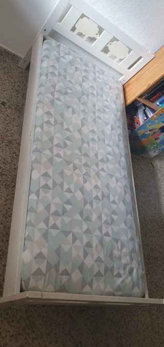 Cama Infantil IKEA con Cabecero de Ovejas