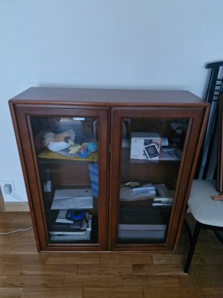 Vitrina de Madera con Puertas de Cristal 102X92X30