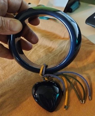 Bracciale rigido con ciondolo a cuore
