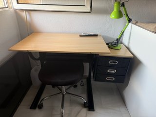 Cama y escritorio