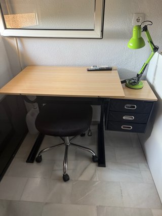 Cama y escritorio