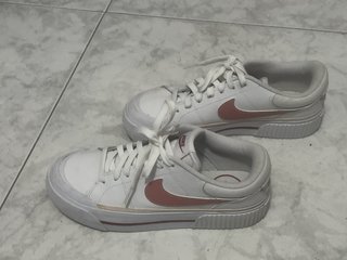 Zapatillas Blancas y Rosas