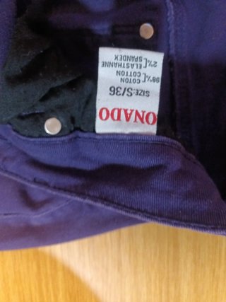 Pantalón de Tubo Morado Con detalle placa trasero