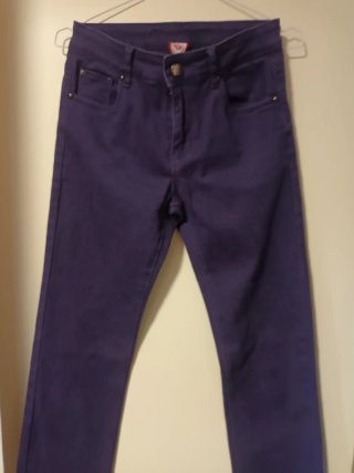 Pantalón de Tubo Morado Con detalle placa trasero