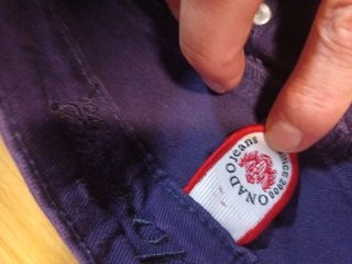Pantalón de Tubo Morado Con detalle placa trasero