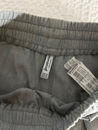 Pantalones de traje grises rectos.