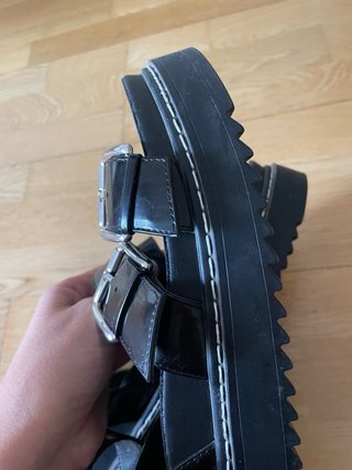 Sandalias Bershka negras con hebillas