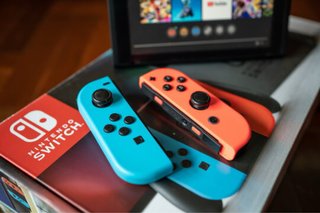 Joy-Con ORIGINALES Switch 1 con carcasa de Pokémon