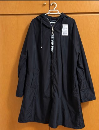 Chaqueta Negra con Capucha