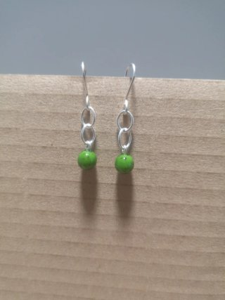 Pendientes verdes con eslabones plateados