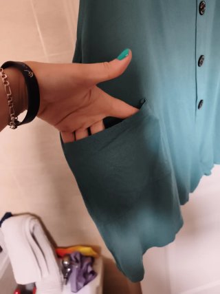 Mono turquesa con botones y bolsillos